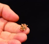 O robot origami é uma pequena “folha” metálica que se dobra sozinha e se transforma num dispositivo que anda, arrasta objetos e nada.