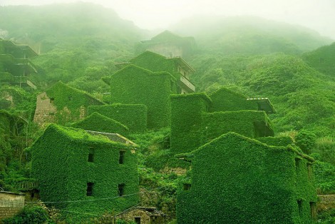 Uma pequena vila de pescadores na China, onde já não vive ninguém há muitos anos, foi reconquistada pela natureza, que transformou as casas em espaços verdes impressionantes. O local foi fotografado por Tang Yuhong, que nos mostra agora o seu trabalho de tirar o fôlego.