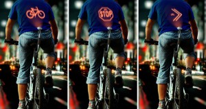 Para aumentar a segurança dos ciclistas, especialmente à noite quando a visibilidade é menor, Elnur Babayev, um designer do Azerbaijão, criou um dispositivo chamado Cyclee que projeta sinais luminosos nas costas do ciclista.