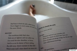 Uma empresa holandesa, formada pelo casal Jasper Jansen e Wing Weng, desenvolveu uma solução para quem gosta de ler e de banhos de imersão - Bibliobath, livros à prova de água.
