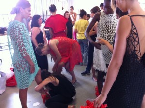 E se pudesses escolher e criar as roupas que mais gostas na tua própria casa? A designer Danit Peleg, recém formada pela Shenkar College of Engineering and Design, de Israel, provou que com vontade, uma impressora 3D caseira e um pouco de paciência é possível criar uma coleção de roupas totalmente impressa em casa.