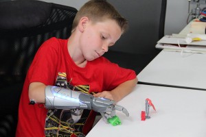 Próteses infantis open bionics