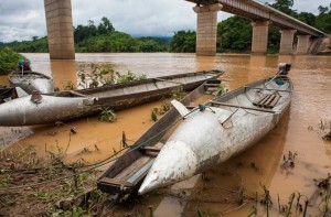 bombas rio Laos barcos