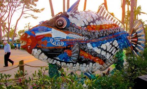 peixe mar lixo escultura washed ashore